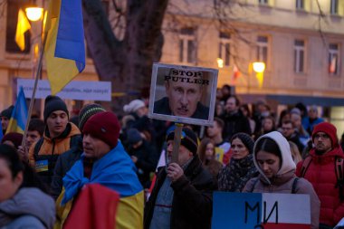Poznan, Polonya - 02.26.2022: Ukraynalılar ülkelerindeki savaşı protesto ediyorlar. Vatanseverler Polonya 'da manifasting. Slogan: 