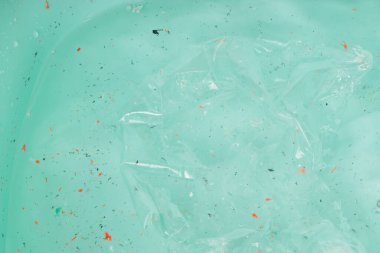 Okyanus sorununda mikro plastik kirliliği. İklim değişikliği fikri.