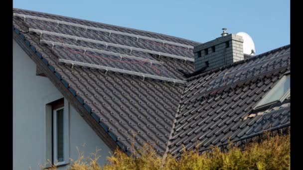 Visualisierung Der Installation Von Solarzellen Auf Dem Dach Des Hauses — Stockvideo