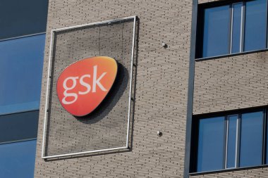 Poznan, Polonya - 24 Mart 2020: Logotyp GlaxoSmithKline Biyolocals w Poznaniu, Polonya - GSK bir İngiliz ilaç şirketidir..