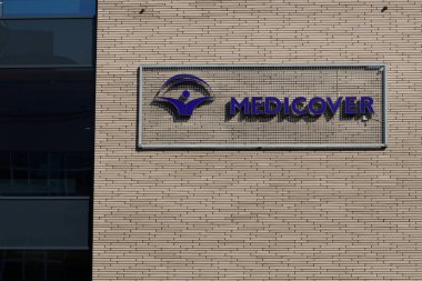 Poznan, Polonya - 24 Mart 2020: Medicover Orta ve Doğu Avrupa 'nın önde gelen tıbbi ve teşhis hizmetlerinden biridir. Ofis binasının logosu.
