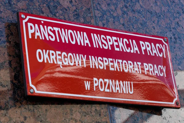 波兰波兹南 2020年3月24日 标志和国家劳动监察局标志 波兰语 Panstwova Inspekcja Pracy — 图库照片