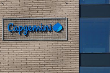 Poznan, Polonya - 24 Mart 2022: IT hizmetleri ve danışmanlık sağlayan şirket. Fransız bilişim şirketi. Poznan 'daki iş parkı ve ofis kompleksi. Logo Capgemini.
