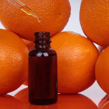 Arka planda turuncu üzerine turuncu gerekli yağ. Düşürme şişesi. Bir karenin oranı.