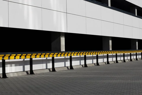 Żółto Czarne Poręcze Zewnątrz Budynku Parking — Zdjęcie stockowe