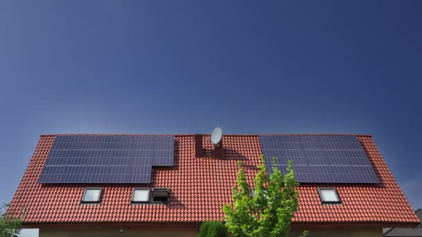 Timelapses Painéis Solares Telhado Movimento Céu — Vídeo de Stock