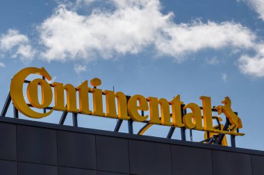 Polonya, Poznan - 10 Nisan 2022: CONTINENTAL binasının CONTINTAL logosu dünyanın ev yapımı lastik üreticilerinden biridir.
