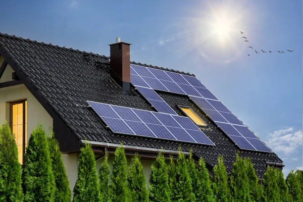 Casa Moderna Com Painéis Solares Telhado Painéis Fotovoltaicos Telhado Luz — Fotografia de Stock