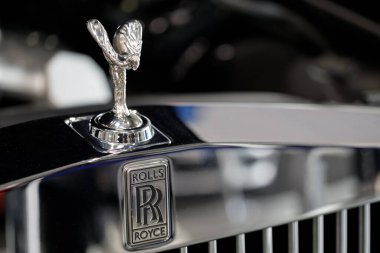 Polonya, Poznan - 08 Nisan 2022: Rolls Royce logosunun Rolls Royce marka klasik araba üzerindeki Rolls Royce süsü üzerindeki yakın çekim işareti. Rolls-Royce, İngiliz lüks arabasıdır..