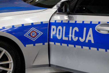 Polonya, Poznan - 08 Nisan 2022: Polis arabasının kapısında Polonya polisi imzası