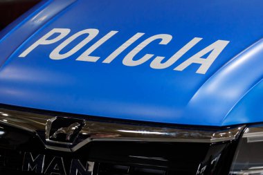 Polonya, Poznan - 08 Nisan 2022: Polis arabasının belediye polisi logosu.