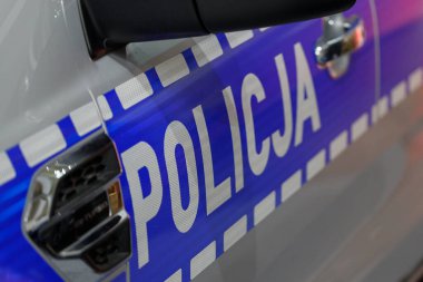 Polonya, Poznan - 08 Nisan 2022: Polonya polisinin polis arabasında polis mavi yazı.