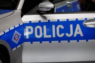 Polonya, Poznan - 08 Nisan 2022: Polonya polisine ait bir polis aracına polis yazıları.