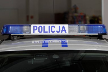 Polonya, Poznan - 08 Nisan 2022: Polonya polis arabasının ışıkları kontrol noktasına yansıyor.