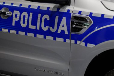 Polonya, Poznan - 08 Nisan 2022: Polis arabasının belediye polisi logosu.