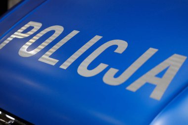 Polonya, Poznan - 08 Nisan 2022: Polis arabasının belediye polisi logosu.
