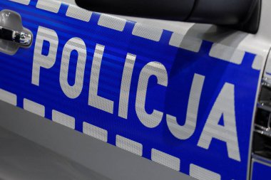 Polonya, Poznan - 08 Nisan 2022: Polis arabasının belediye polisi logosu.