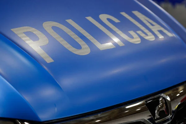 ポーランド ポズナン 2022年4月8日 ポーランド警察の警察車両に青の碑文 — ストック写真