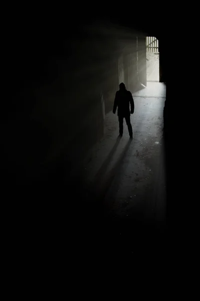 Homme Caché Dans Obscurité Fond Terrifiant Pour Couverture Livre Crime — Photo