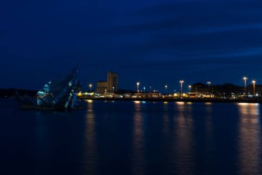 Oslo geceleri heykelle Monica Bonvicini 'den yalan söylüyor. Norveç 'te ünlü heykel.