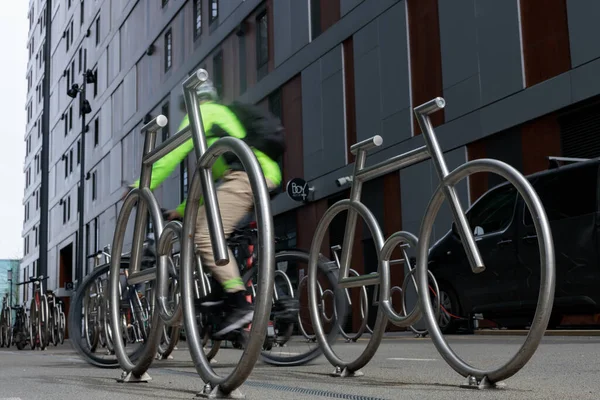 오슬로 자전거 주차장 기념비 스탠드가 자전거 모양으로 세워져 있습니다 — 스톡 사진