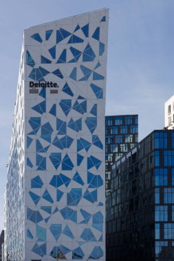 Oslo, Norveç. 29 Nisan 2021: Bir şirketin gökdeleni olan Deloitte, aşağıdaki alanlarda hizmet veren uluslararası bir danışmanlık şirketidir: denetim, muhasebe, vergi, hukuki ve mali danışmanlık.