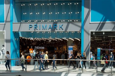 Poznan, Polonya. 07 Mayıs 2022: Alışveriş merkezindeki Primark giyim mağazası cephesi.