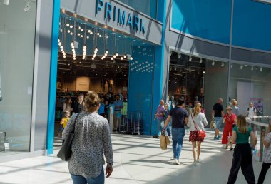 Poznan, Polonya. 7 Mayıs 2022, Pimark logosu ve işareti. Primark uluslararası giyim perakendecisi. Depo girişi, bir sürü insan.