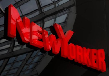 Poznan, Polonya. 07 Mayıs 2022: New Yorker mağaza işareti. New Yorker popüler bir giyim perakendecisi..