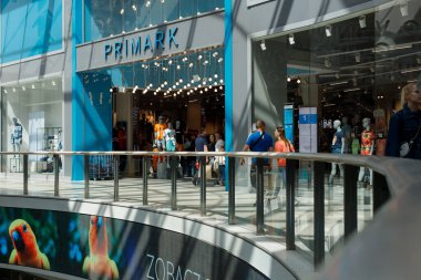 Poznan, Polonya. 07 Mayıs 2022: Bir alışveriş merkezinde Primark mağazası. Şirket logosu