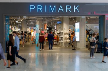 Poznan, Polonya. 7 Mayıs 2022, Pimark logosu ve işareti. Primark uluslararası giyim perakendecisi. Depolanacak giriş.