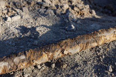 Eski toprak kablosuna yakın çekim, aşınma belirtileri. Toprak İşleri,