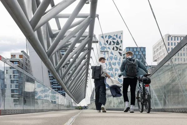 오슬로 노르웨이 2022 노르웨이 오슬로의 보행자 건축의 자전거를 사람들을 — 스톡 사진