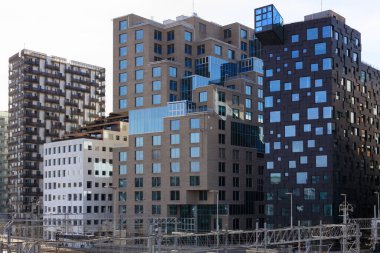 Oslo, Norveç. 29 Nisan 2022: Oslo 'nun merkezindeki modern gökdelenler, Barkod bölgesi. Modern geometrik mimari.
