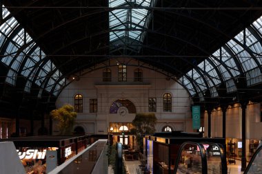 Oslo, Norveç. 01 Mayıs 2022: Oslo Merkez İstasyonu, yolcuların dinlenme yeri olan dükkanlar ve kafeler.