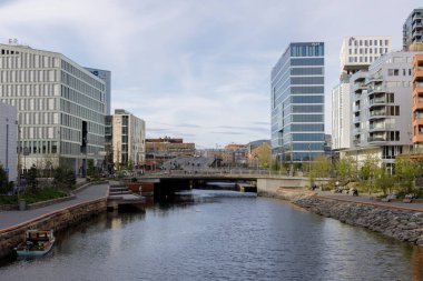 Oslo, Norveç. 01 Mayıs 2022: Modern inşaat, Oslo şehrinin merkezindeki binalar. Şehrin rıhtım bölgesi..