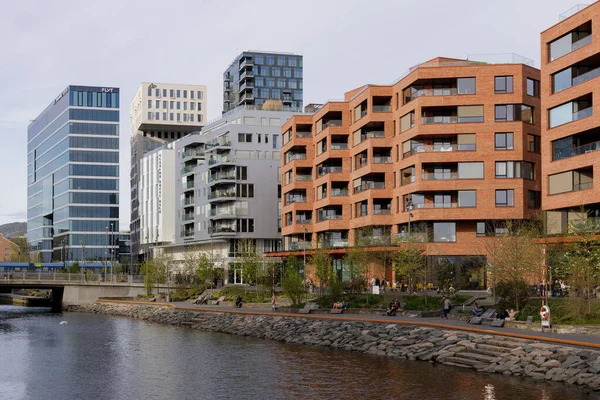 Oslo, Norveç. 01 Mayıs 2022: Oslo şehir merkezinde gezinti güvertesi, yüksek modern binalar. Daireler ve ofis.