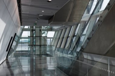 Oslo, Norveç. 30 Nisan 2022, Oslo şehir merkezindeki Munch Müzesi 'nin koridoru. Modern mimari.