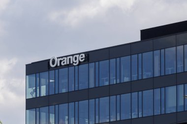 Poznan, Polonya. 11 Haziran 2022: Orange, şirket logosu. Uluslararası telekomünikasyon şirketi, ofis.