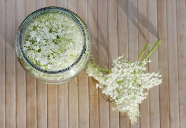 Bir tencere mürver çiçeği, doğal vitamin kaynağı. Ev yapımı limonata yapıyorum.