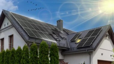 Güneş panelleri eğimli bir çatıda. Güzel bir modern ev ve güneş enerjisi. Güneş ışığı ışınları. Görselleştirme - video efekti, özet