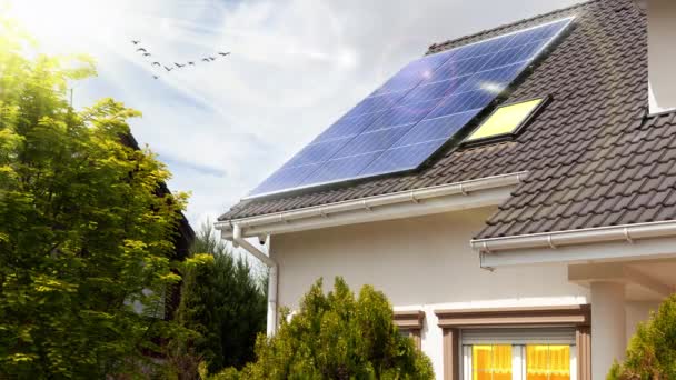 Panele Słoneczne Dachu Piękny Nowoczesny Dom Energia Słoneczna Promienie Słońca — Wideo stockowe
