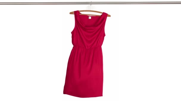 Robe Rouge Aérée Oscillant Dans Vent Isolée Vidéo Conceptuelle Shopping — Video