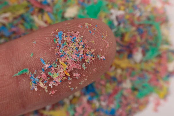 Plastik, mikro plastik ve çevresel kirlilik izleri olan parmak yakın plan..