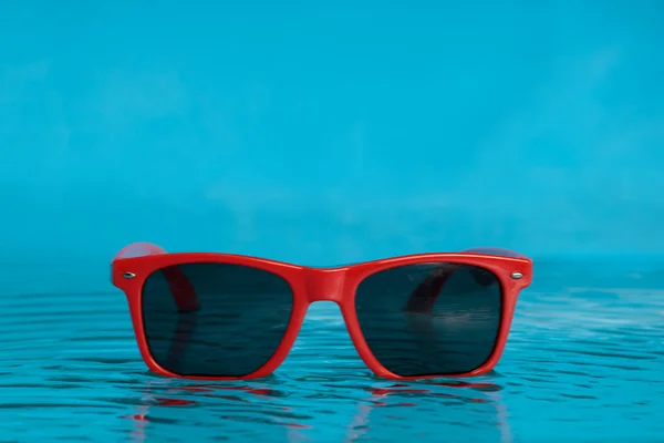 Red Sunglasses Blue Water Concept Relaxing Beach Copy Space — Stockfoto