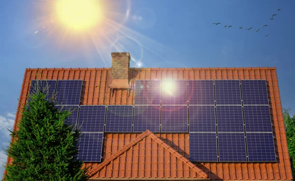 Solar Panel Red Roof Reflecting Sun Cloudless Blue Sky Roof — Fotografia de Stock