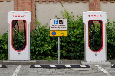 Poznan, Polonya. 26 Temmuz 2022: Tesla Hızlı Şarj İstasyonu, ön çekim, serbest alan.