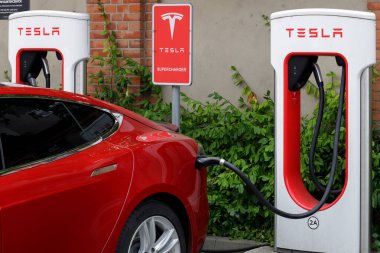 Poznan, Polonya. 26 Temmuz 2022: Tesla Süper Şarj İstasyonu. Tesla Supercharger istasyonları Tesla arabalarının bir saat içinde hızlı şarj olmasına izin veriyor. Elektrikli araba şarj olurken