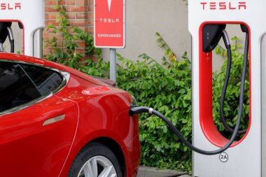 Poznan, Polonya. 26 Temmuz 2022: Şarjlı bir Tesla elektrikli arabasının yakın çekimi. Tesla araba şarj istasyonu.
