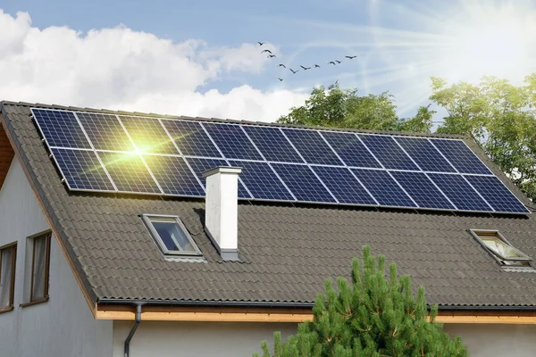 Classic House Solar Panels Roof Sun Flare Solar Panels Roof — Foto de Stock